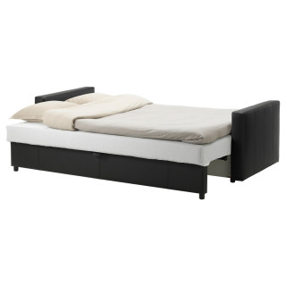 rozkładana sofa ze schowkiem, białe prześcieradło, dwie poduszki.