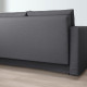 Nowoczesna, szara, rozkładana sofa z wbudowanym schowkiem. Idealny do pomieszczeń wielofunkcyjnych, oferując praktyczne rozwiązanie oszczędzające miejsce.
