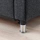 Sofa z ciemnej tkaniny z chromowanymi nogami, solidny i nowoczesny design.