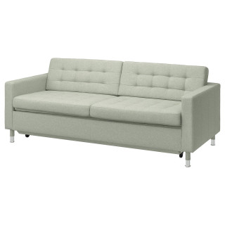 Nowoczesna szara sofa z chromowanymi nogami, tapicerowana tkaniną pochodzącą z recyklingu, pikowane oparcie, czyste linie.