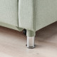 Nowoczesne chromowane nogi podtrzymują zieloną tapicerowaną sofę, prezentując solidny design.