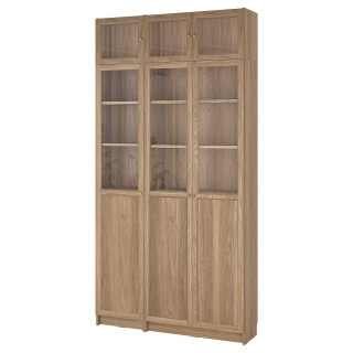 Jasnobrązowy drewniany regał BILLY ze szklanymi drzwiczkami, elegancki nowoczesny design. Wysoka, prostokątna, z regulowanymi półkami.