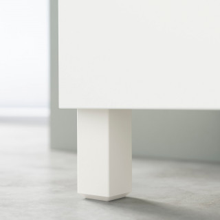 Biała minimalistyczna noga stołu, kwadratowy kształt, nowoczesny design. Część serii ikea BESTÅ.